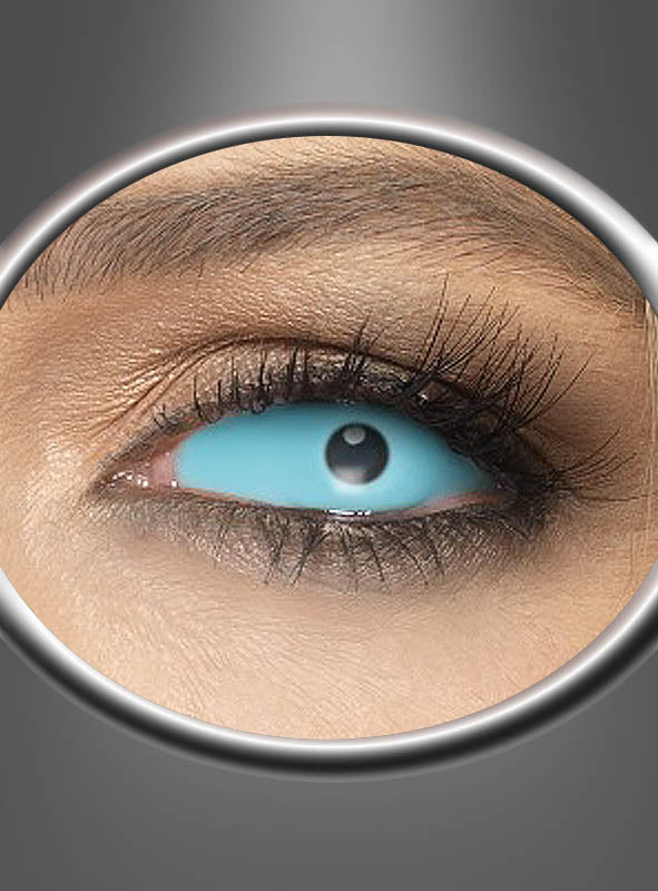 Eine Nahaufnahme eines menschlichen Auges mit blauer Sklera und schwarzer Pupille, eingerahmt von einem ovalen Metallrand. Der surreale Effekt wird durch „Sclera Blau“-Kontaktlinsen erzielt, die sich perfekt eignen, um Ihrem Look mehr Dramatik zu verleihen oder Ihr Cosplay-Kostüm zu vervollständigen.