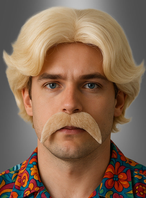 Ein Mann mit welligem blondem Haar, das im Stil der „Johnny 70er Perücke mit Bart blond“ frisiert ist, mit einem großen, dazu passenden blonden Schnurrbart und einem bunten Blumenhemd, blickt vor einem grau verlaufenden Hintergrund in die Kamera.