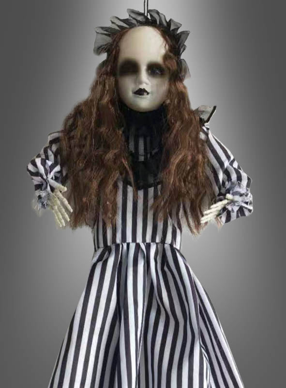 Die „Horror-Puppe“ Halloween-Dekoration (50 cm) zeigt eine Porzellanpuppe mit langen braunen Haaren, schwarzen Lippen, dunklem Augen-Make-up und einem schwarz-weiß gestreiften Kleid, die vor einem grauen Hintergrund steht – ein gruseliger Akzent, ideal für Ihre Geister- oder Halloween-Dekoration.