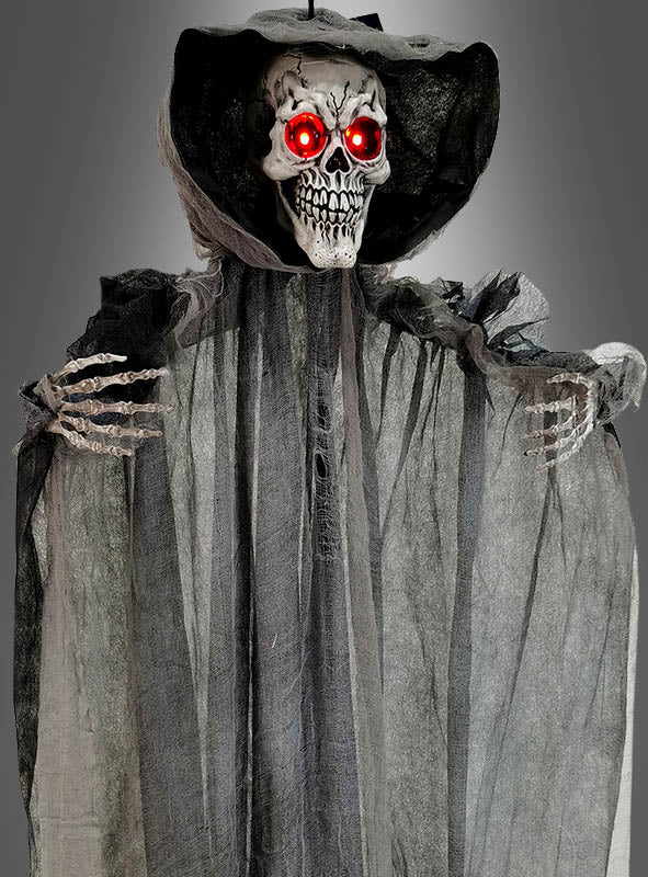 Verwandeln Sie Ihren gruseligen Raum mit der „Sensenmann mit LED-Licht“-Hängedekoration (110 cm) – einer schaurigen Halloween-Dekoration mit einem zerfetzten schwarzen Umhang und einer Kapuze, bedrohlich leuchtenden roten Augen und Skeletthänden, alles vor einem schlichten grauen Hintergrund. Perfekt als unheimliche Halloween-Hängedekoration oder Skelett-Dekoration, um Ihrem Zuhause einen gruseligen Touch zu verleihen.
