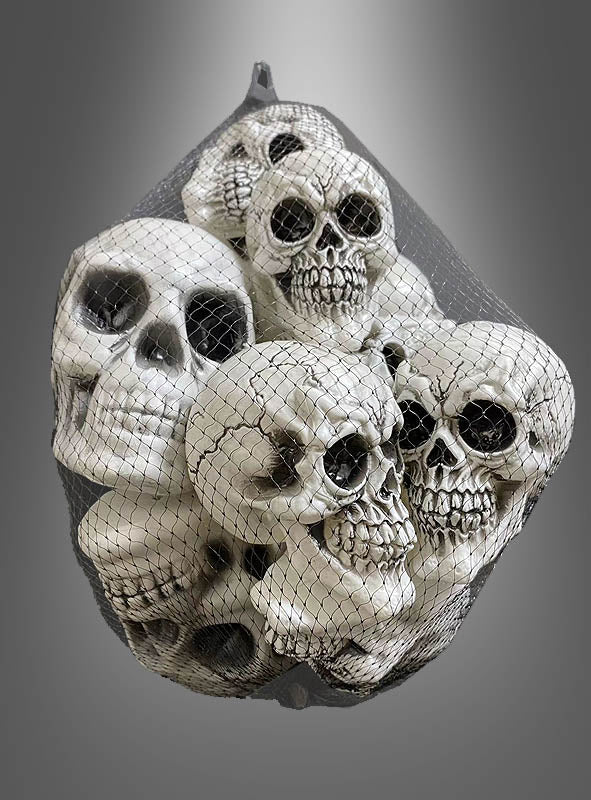 Ein Netzbeutel mit mehreren „Totenkopf-Halloween-Dekos (12 Teile)“ wird vor einem schlichten grauen Hintergrund präsentiert und ist damit eine perfekte Ergänzung für Ihre Halloween-Dekoration.