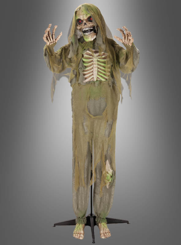 Wir präsentieren die „Verseuchter Zombie“-Animatronik-Figur (163 cm): eine lebensgroße Halloween-Dekoration mit einem grünlich verfärbten Zombie-Skelett in zerrissener Kleidung, das aufrecht auf einem schwarzen Sockel vor grauem Hintergrund steht. Diese unheimliche Figur fängt die gruselige Ausstrahlung gekonnt ein und wird so zum perfekten Blickfang für Ihre Halloween-Feier.