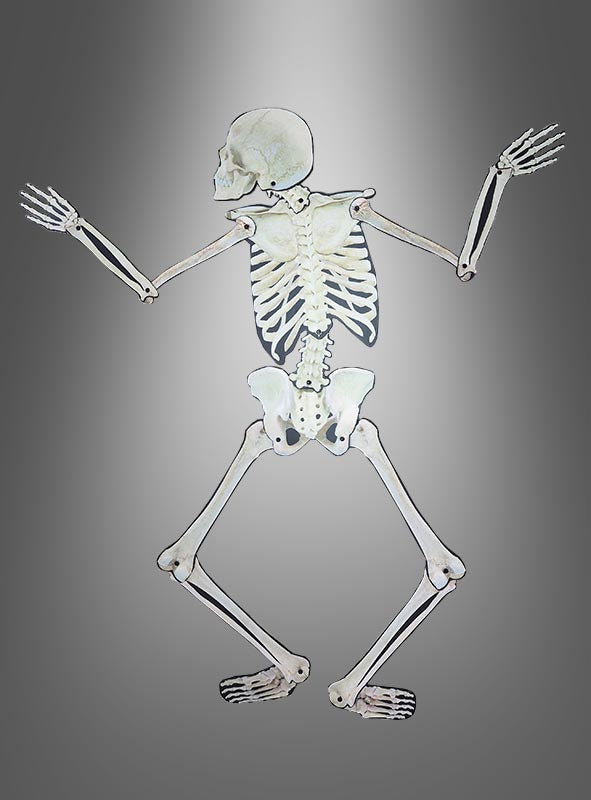 Bewegliche Skelett-Wanddekoration, 158 cm, mit erhobenen Armen und angewinkelten Knien vor einem grauen Farbverlauf – perfekt als Skelett-Halloween-Wanddekoration, um deiner Halloween-Dekoration einen gruseligen Akzent zu verleihen.