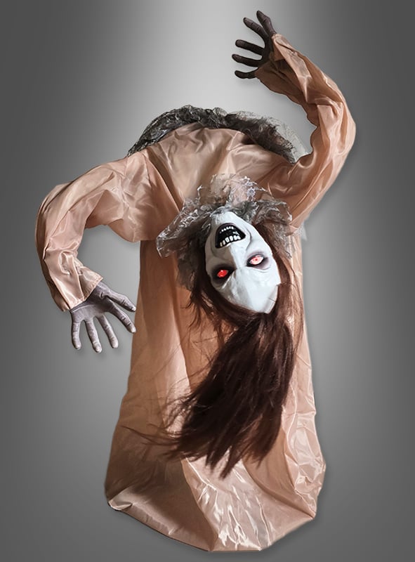 Eine Halloween-Requisite mit der „Animierte Geister Figur 130 cm“ – einer gespenstischen Gestalt mit verzerrtem Körper, leuchtend roten Augen, langen braunen Haaren und blassen Händen in einem zerfetzten, durchsichtigen Gewand vor einem grauen Hintergrund mit Farbverlauf – perfekt als „Geisterfrau-Animatronik“ oder als „animierte Geist-Frau“-Halloween-Dekoration.