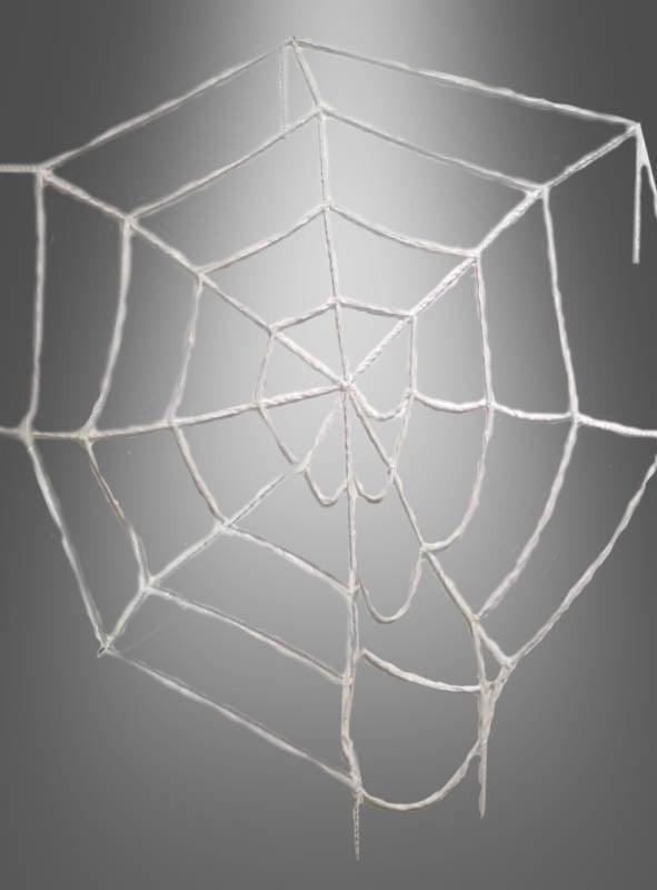 Ein riesiges, 300 cm großes, weißes UV-Spinnennetz hängt vor einem schlichten grauen Hintergrund, wobei einige der unteren Fäden ungleichmäßig oder verzerrt wirken – perfekt als Halloween-Dekoration.