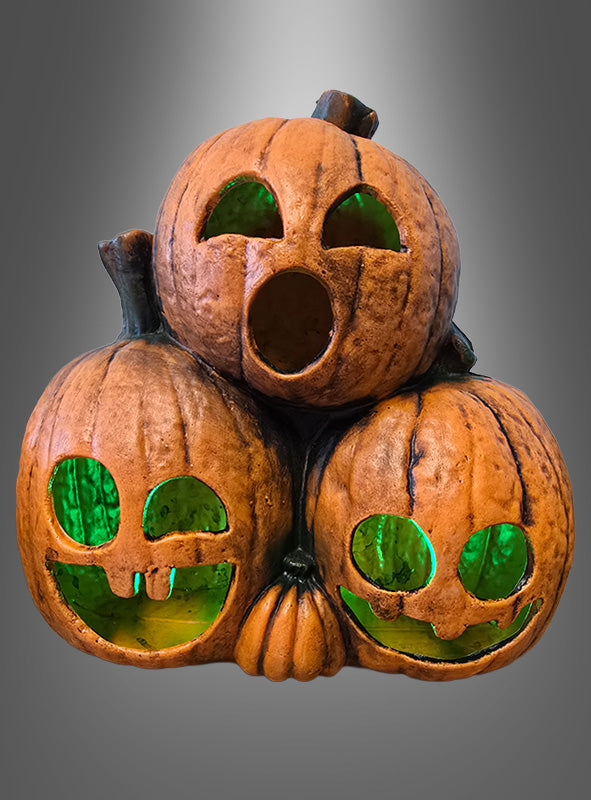 Drei geschnitzte Kürbisse mit leuchtend grünen Gesichtern sind vor einem grauen Hintergrund mit Farbverlauf angeordnet. Diese „Kürbisgeister 29 cm mit LED“, ideal für Halloween-Dekoration oder Kürbisdekoration mit LED-Licht, zeichnen sich durch einzigartige Gesichtsausdrücke aus: überrascht, lächelnd mit Zähnen und grinsend.