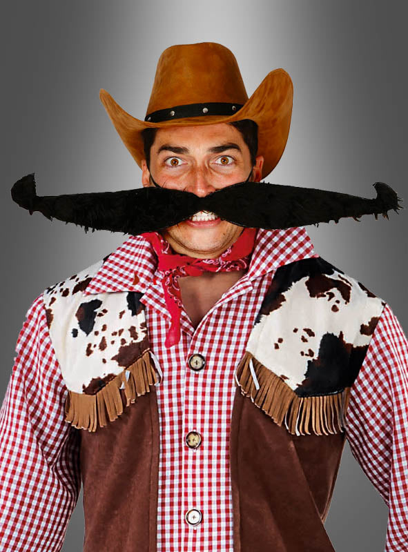 Eine Person in einem Cowboykostüm mit braunem Hut, rotem Halstuch, einer Weste mit Kuhfleckenmuster und einem riesigen, karikaturhaften Schnurrbart steht vor einem grauen Hintergrund mit Farbverlauf – perfekt für den Karneval.