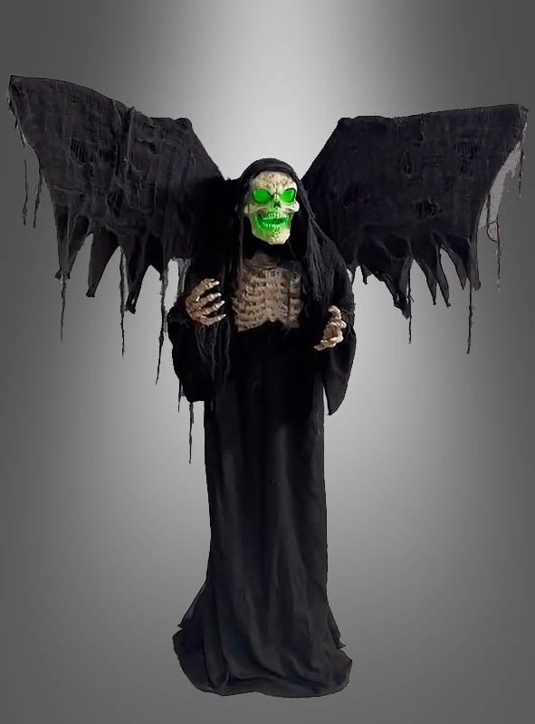 Die Halloween-Requisite „Todesengel 170 cm Animatronics“ zeigt eine Skelettfigur mit einem grün leuchtenden Schädel, einer knochigen Brust, zerfetzten schwarzen Flügeln und einer langen schwarzen Robe vor einem grau verlaufenden Hintergrund. Unterstrichen durch einen LED-Lichteffekt verleiht dieser animierte „Todesengel 170 cm“ (Animatronics) jeder gruseligen Kulisse einen unheimlichen Schimmer.