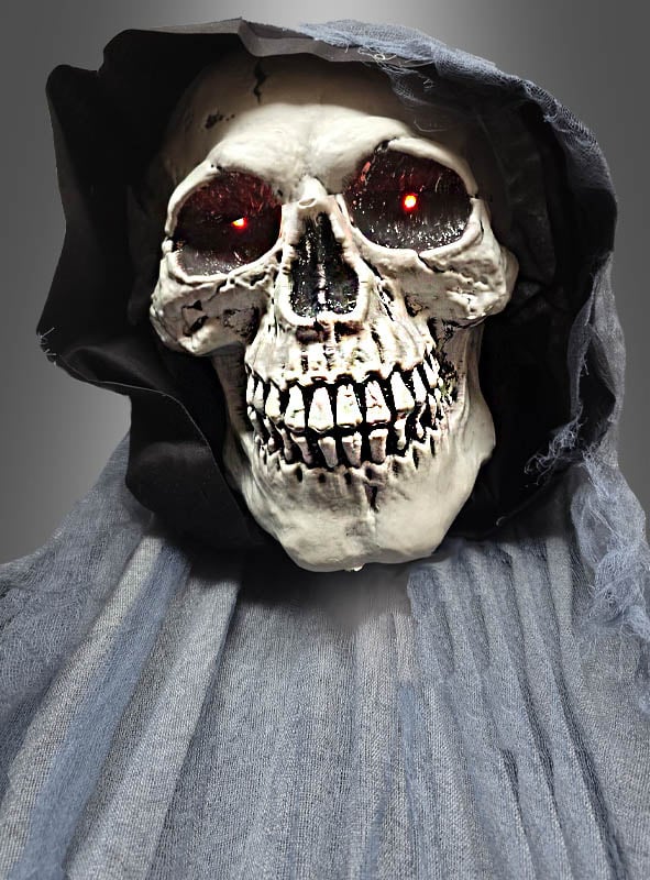 Ein Schädel mit leuchtend roten Augen, gekleidet in einen schwarzen Kapuzenmantel und eine strukturierte graue Robe, blickt vor einem neutralen Hintergrund nach vorne – eine „Animiertes Halloween-Skelett 255 cm“-Dekoration, die sich perfekt eignet, um eine gruselige Halloween-Atmosphäre zu schaffen.