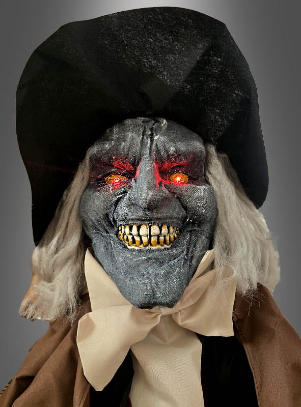 Der riesige, aufsteigende Totengräber (240–270 cm) mit Animatronik – mit einem grauen, faltigen Gesicht, leuchtend roten Augen, großen Zähnen, einem schwarzen Hut, weißem Haar und einer cremefarbenen Fliege – hebt sich deutlich vom grauen Hintergrund ab – perfekt als animierte Halloween-Dekoration für Ihre gruseligen Feiern.
