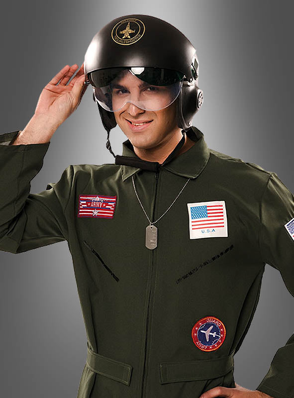 Eine Person steht vor einem grauen Hintergrund mit Farbverlauf, gekleidet in einen olivgrünen Fluganzug mit militärischen Aufnähern, und trägt den „Pilotenhelm für Erwachsene“ – einen Helm im Jet-Stil mit doppeltem Visier – sowie Erkennungsmarken.