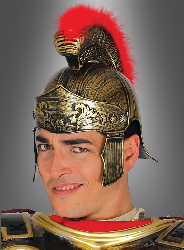Die Person trägt den Römerhelm mit rotem Kamm – einen markanten römischen Helm mit einem auffälligen roten Kamm – sowie eine metallische Rüstung und einen wallenden roten Umhang und blickt mit hochgezogener Augenbraue in die Kamera. Dieses authentische Accessoire verleiht ihrem imposanten Erscheinungsbild ein beeindruckendes historisches Flair.