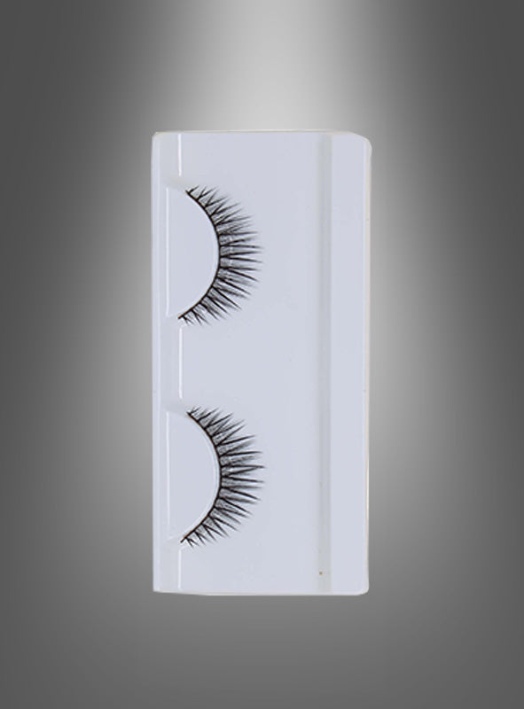 Ein Paar selbstklebende „Glamour“-Wimpern in einer weißen Kunststoffhülle, vertikal vor einem grau verlaufenden Hintergrund präsentiert. Diese selbstklebenden schwarzen Wimpern lassen sich mühelos anbringen und sorgen für einen ausdrucksstarken, glamourösen Look.