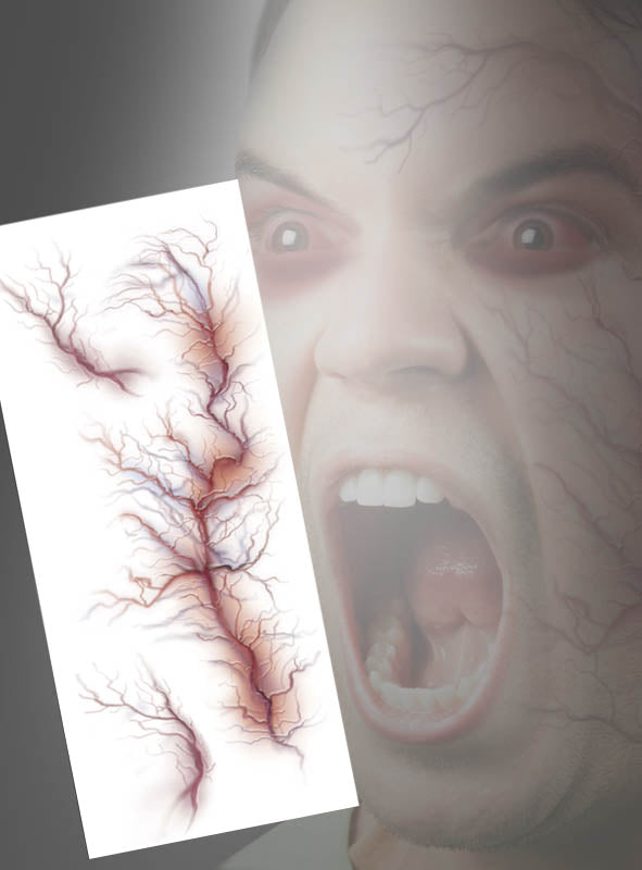 Eine Person mit roten Augen und sichtbaren Gesichtsadern schreit, während im Hintergrund eine Nahaufnahme von verzweigten, adernartigen Strukturen eingeblendet wird, die von den „Blutgefäße Tattoos Horror Adern Halloween“ inspiriert sind – perfekt als gruselige Inspiration für ein Halloween-Tattoo.