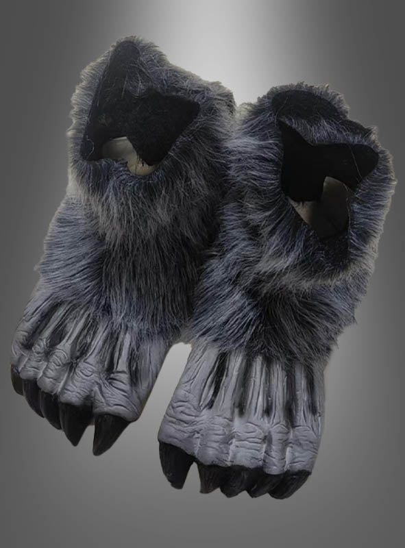 Ein Paar graue, pelzige Kostümhandschuhe, die wie Tierpfoten mit Krallen gestaltet sind – ideal als Abschluss für Ihr 6-teiliges Werwolf-Kostüm „Fellanzug Deluxe“ – abgebildet vor einem grau abgestuften Hintergrund.
