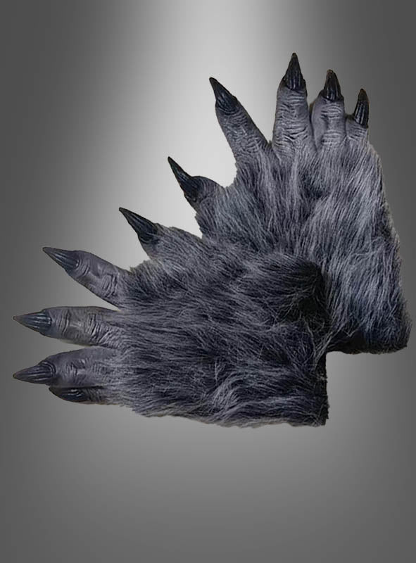 Ein Paar schwarz-graue, pelzige Handschuhe mit langen, spitzen schwarzen Krallen – perfekt zur Vervollständigung Ihres 6-teiligen Werwolf-Kostüm-Fellanzugs Deluxe – werden vor einem grauen Hintergrund mit Farbverlauf präsentiert. Ideal für Tierkostüme für Erwachsene oder als i-Tüpfelchen für jedes Werwolf-Kostüm für Herren – diese Handschuhe erwecken Ihre wilde Verwandlung zum Leben.