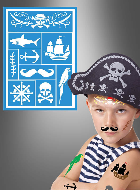 Ein als Pirat verkleidetes Kind mit falschen Tattoos posiert vor einer Vorlage mit verschiedenen Tattoo-Motiven zum Thema Piraten und nutzt die Piraten-Make-up-Schablone (14 x 20 cm), um seinen authentischen Piratenkostüm-Look zu vervollständigen.