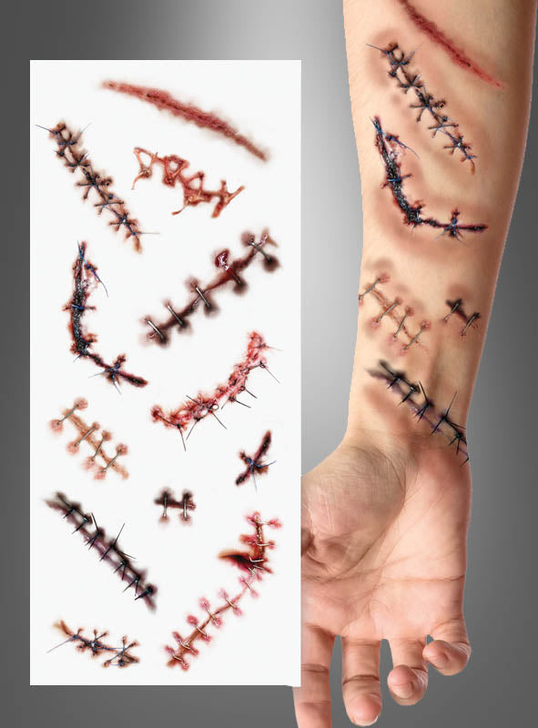 Ein menschlicher Unterarm zeigt mehrere Narben-Tattoos in Form von genähten Wunden, daneben liegt ein Blatt mit ähnlichen temporären Wunden-Tattoos – ein ideales Halloween-Kostüm-Accessoire, um deinen gruseligen Look zu vervollständigen.