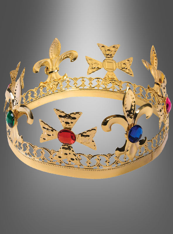 Eine goldene Metallkrone mit filigranen Fleur-de-Lis- und Kreuzmotiven, besetzt mit roten, blauen und grünen Edelsteinen, präsentiert vor einem grauen Farbverlauf – eine prächtige Wahl für Liebhaber mittelalterlicher Kronen oder als auffällige Faschingkrone.