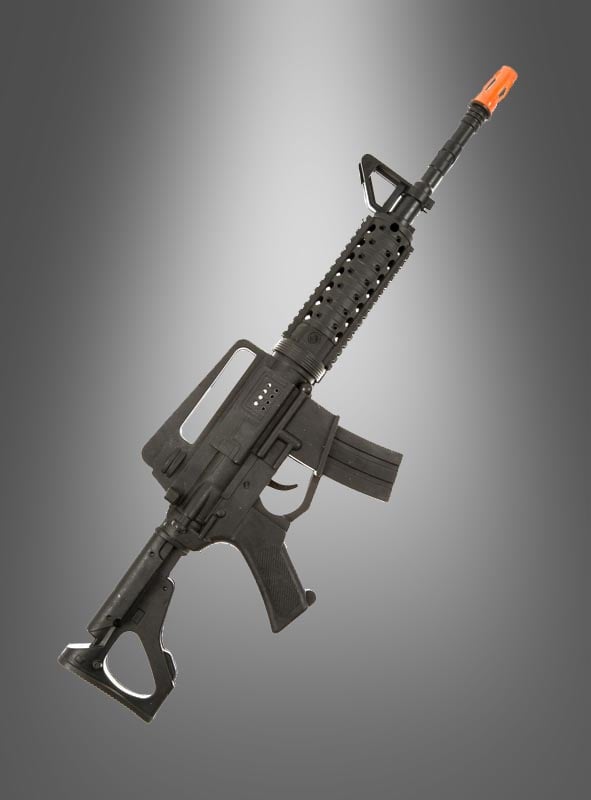 Ein Maschinengewehr 64 cm mit Sound, eine schwarze Spielzeugwaffe mit orangefarbener Spitze, die sich perfekt als Kostümzubehör eignet, wird aufrecht vor einem grauen Hintergrund mit Farbverlauf präsentiert.