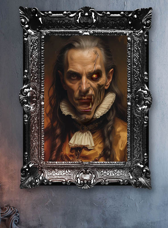 Verwandeln Sie Ihren Raum mit dem „Großes Wackelbild Vampir Halloween 60x40cm“ – einem gerahmten Porträt eines Vampirs mit Reißzähnen, wallendem Haar, blasser Haut und einem einzigen leuchtend roten Auge in historischer Kleidung mit Rüschenkragen. Diese auffällige Halloween-Wanddekoration besticht dank ihres faszinierenden Lentikular-Effekts sowohl als gruselige Dekoration als auch als interaktives Vampir-Wackelbild.