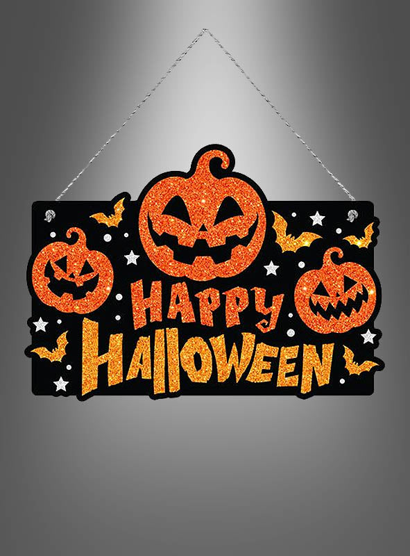 Das „Happy Halloween“-Schild mit Kürbissen (37 x 27 cm) besticht durch ein rechteckiges Design mit glitzernden Kürbissen, Fledermäusen, Sternen und dem Schriftzug „Happy Halloween“. Es hängt an einer Kette vor einem grauen Hintergrund und ist die perfekte, auffällige Halloween-Dekoration.