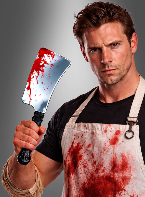 Ein Mann in einer blutbespritzten Schürze hält das „Blutiges Hackbeil Halloween 33 cm“ in der Hand und blickt vor einem grauen Hintergrund intensiv in die Kamera – ein perfektes Accessoire für Ihre nächste Gruselparty.