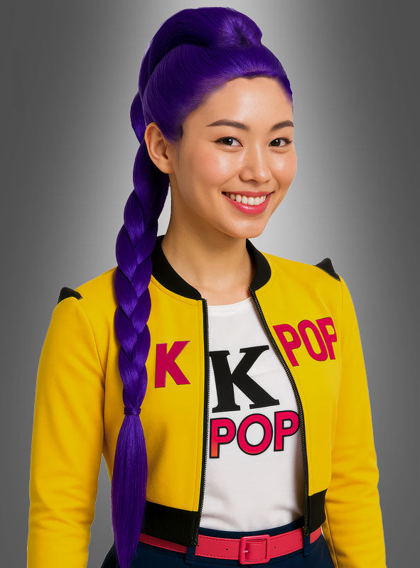 Eine lächelnde Frau mit langen, leuchtend violetten, zu einem Zopf geflochtenen Haaren, gestylt als Lila K-Pop-Perücke mit Zopf, die eine gelbe Jacke und ein weißes Shirt trägt, auf dem „K POP“ auf grauem Hintergrund steht – ein perfekter Cosplay-Look für Damen.