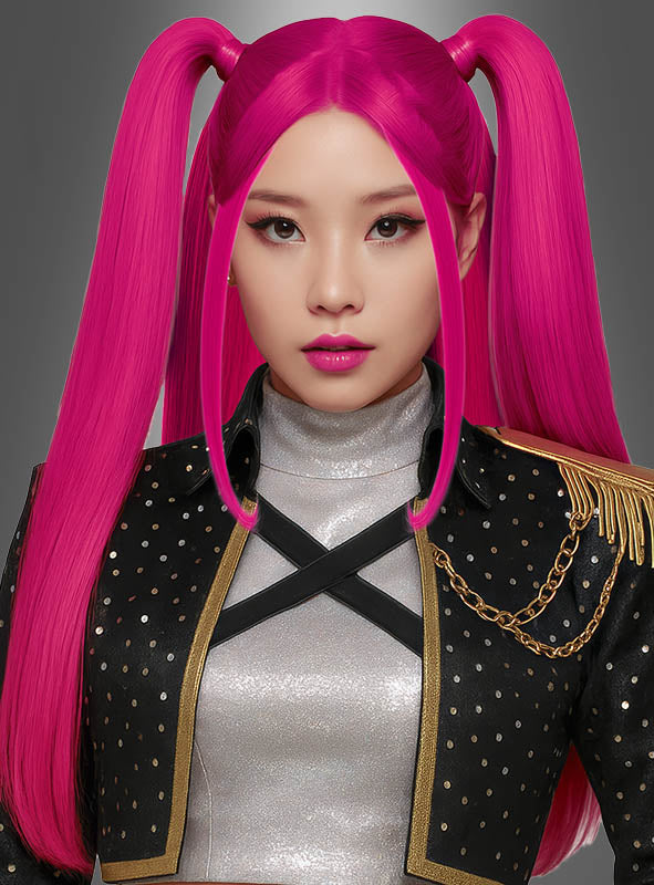 Eine Frau, die die K-Pop-Perücke „Mari mit Zöpfen in Pink“ trägt – eine lange, leuchtend pinkfarbene Perücke, die zu Zöpfen frisiert ist –, kombiniert diese mit einem silbernen Oberteil und einer schwarzen Jacke mit goldenen Akzenten, während sie vor einem schlichten grauen Hintergrund posiert.