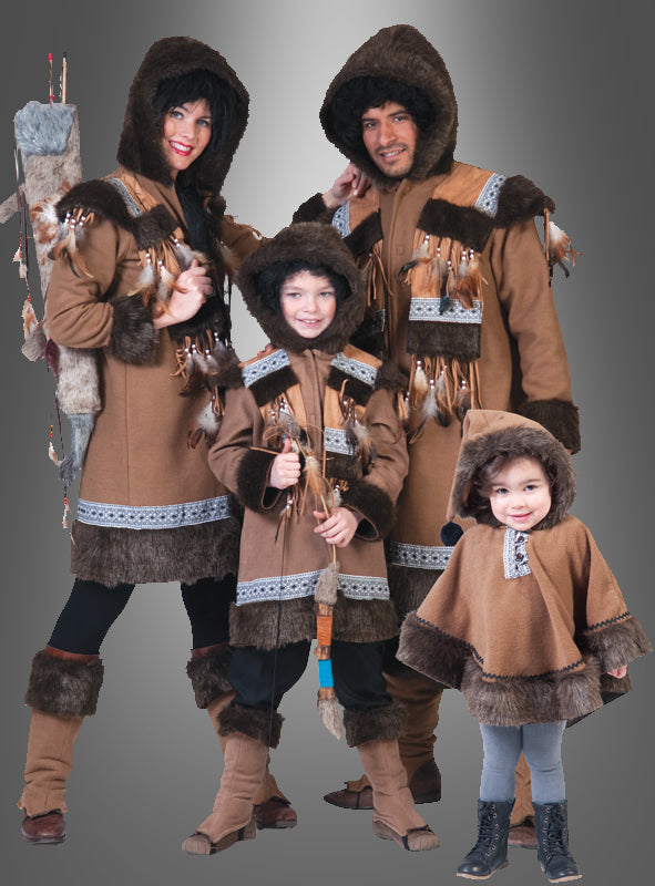 Vier Personen in traditioneller brauner, mit Pelz besetzter Kleidung, darunter der kuschelige Eskimo-Nalu-Umhang für Kinder und klassische Eskimo-Kostümdetails, posieren gemeinsam vor einem grauen Hintergrund. Zwei Erwachsene und zwei Kinder lächeln und blicken in die Kamera.