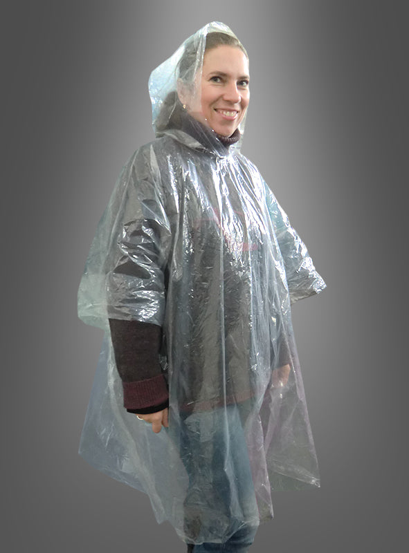 Eine Person trägt einen transparenten Regencape-Poncho und steht leicht zur Seite gedreht vor einem schlichten grauen Hintergrund – bereit für den Regenschutz und ideal für Veranstaltungen wie den Karneval.