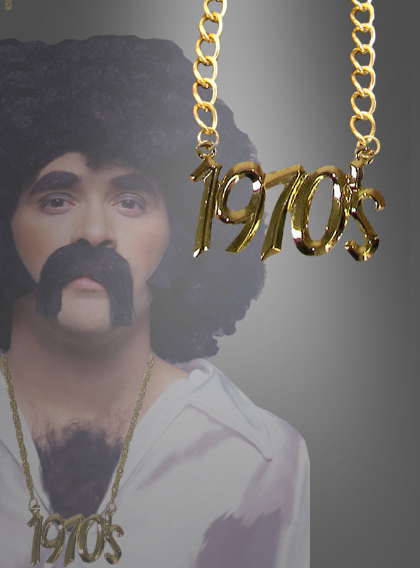 Ein Mann in einem weißen Hemd mit einer großen schwarzen Perücke, einem falschen Schnurrbart und einer auffälligen „Kette Disco Pimp“ aus den 1970er Jahren, an der ein klassisches Disco-Medaillon aus den 1970er Jahren hängt.