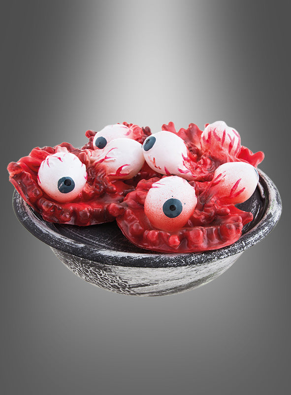 In einer Schale liegen künstliche, blutunterlaufene Augäpfel auf einem roten, fleischfarbenen Sockel – perfekt als „Die Schüssel mit Augen“ als Halloween-Deko für deine Grusel-Dekoration oder als originelle Halloween-Dekoration.