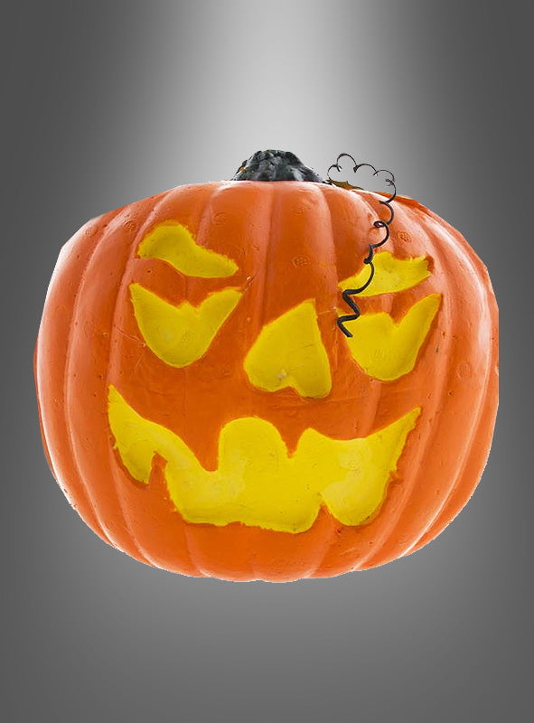 Der „Kürbis Kopf Deko 20 cm“ mit seinem schelmisch geschnitzten Gesicht und leuchtend gelben Akzenten ist die perfekte Halloween-Dekokürbis auf einem grau abgestuften Hintergrund – und damit ein echter Blickfang als Tischdekoration für jedes festliche Ambiente.
