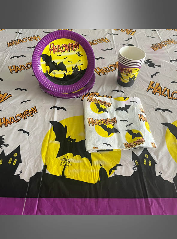 Halloween-Tischdekoration: Mit dem 19-teiligen Halloween-Pappgeschirr-Set „Fledermaus“ gestalten Sie ganz einfach eine gruselig-schöne Tischdekoration – Teller, Becher und Servietten mit Fledermäusen, Spukhäusern und einem gelben Mond auf einer passenden Tischdecke sorgen für die perfekte Halloween-Atmosphäre.