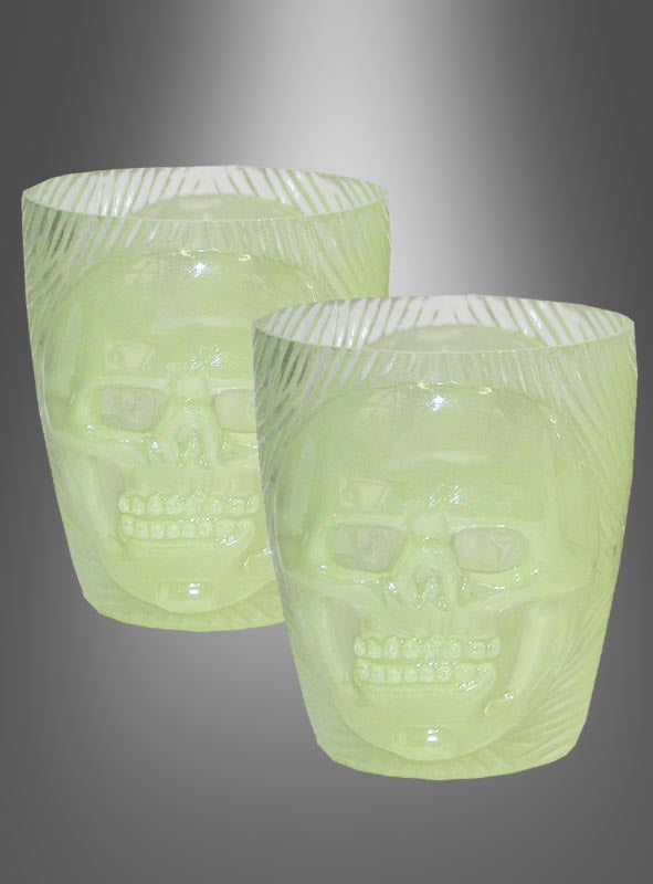 Zwei durchscheinende grüne „2 Stück Totenkopf Trinkbecher Glow in the Dark“ stehen nebeneinander auf einem grauen Hintergrund mit Farbverlauf und sorgen so für den perfekten Look bei jeder Feier. Diese leuchtenden Totenkopf-Becher eignen sich ideal als Halloween-Partybecher und verleihen Ihrer nächsten Themenveranstaltung mit ihrem 3D-Effekt eine gruselige Note.