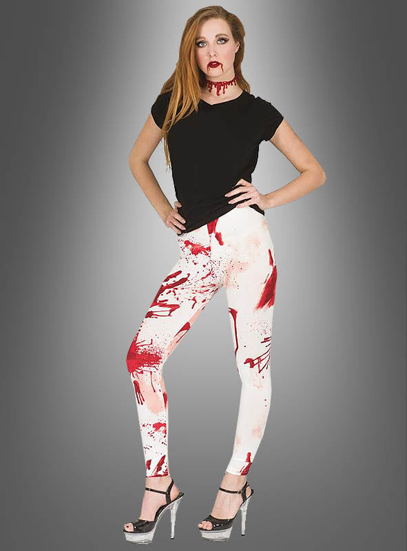Eine Frau in einem schwarzen Shirt, blutigen Damen-Leggings und hohen Absätzen posiert vor einem grauen Hintergrund mit Farbverlauf – perfekt für ein auffälliges Zombie-Kostüm oder einen spektakulären Auftritt auf jeder Halloween-Party.