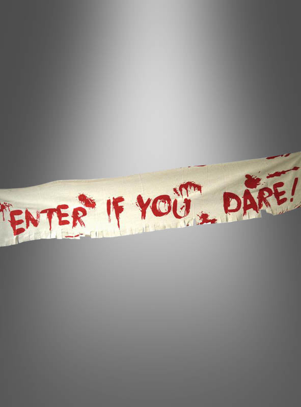 Das „Blutige Schriftbanner 32 x 180 cm ‚Enter if you dare‘“ besticht durch auffällige rote, blutähnliche Schriftzüge auf weißem Stoff und bildet vor einem grauen Farbverlauf den perfekten Hintergrund für die Halloween-Party.