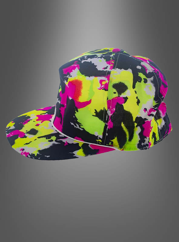 Die „Neonfarbene Mütze“ – eine verstellbare Kappe mit einem abstrakten Neonmuster in Gelb, Rosa, Schwarz und Weiß – fängt den authentischen Neon-Look einer 80er-Jahre-Kappe ein und wird vor einem grauen Farbverlaufshintergrund präsentiert.