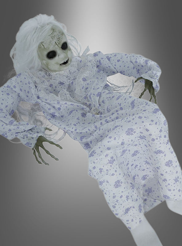 Eine „Schwebende Puppe“ (70 cm), eine Halloween-Dekoration mit blassem, zombieähnlichem Gesicht, grünen Händen und langen weißen Haaren, die ein geblümtes Nachthemd trägt, ist vor einem grauen Hintergrund mit Farbverlauf abgebildet.