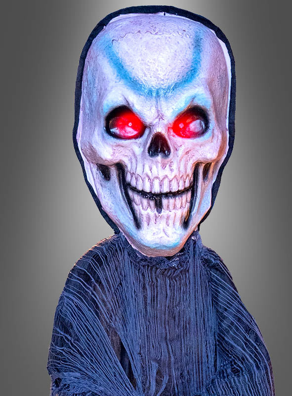 Eine Person, die das „Gigantisches Skelett Totenkopf 280 cm mit Licht“ trägt – eine große Totenkopfmaske mit leuchtenden Augen und einem dunklen, zerfetzten Gewand –, steht vor einem grauen Hintergrund mit Farbverlauf und bildet so eine eindrucksvolle Halloween-Dekoration, die an ein gigantisches Skelett erinnert.