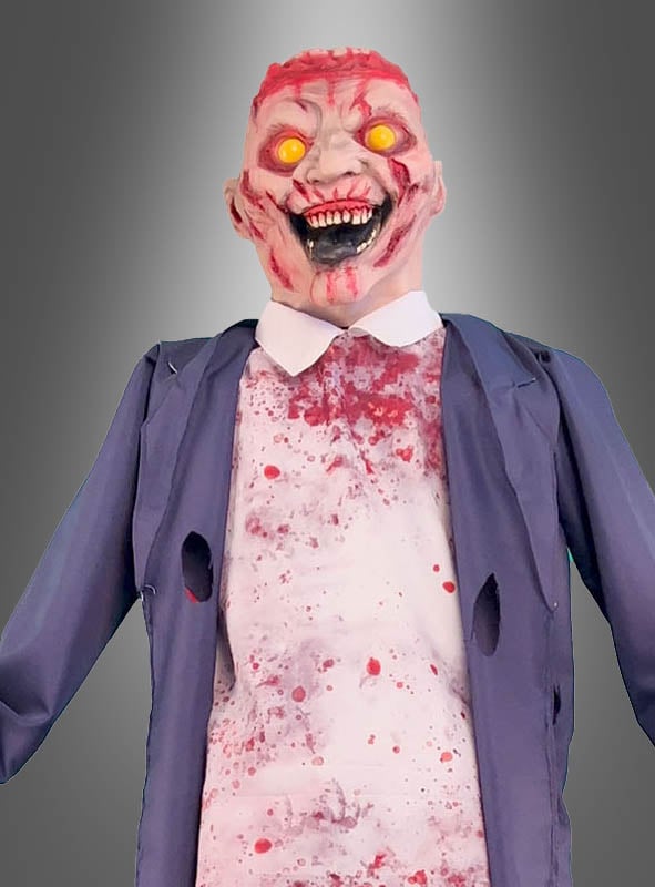 Vor einem grauen Farbverlaufshintergrund steht eine Person, verkleidet als „Riesiger Zombie Animatronic 215 cm“ mit leuchtend gelben Augen, einem blutigen Mund und zerrissener, blutbefleckter Kleidung – ein beeindruckender animierter Zombie, ideal für die Halloween-Dekoration.
