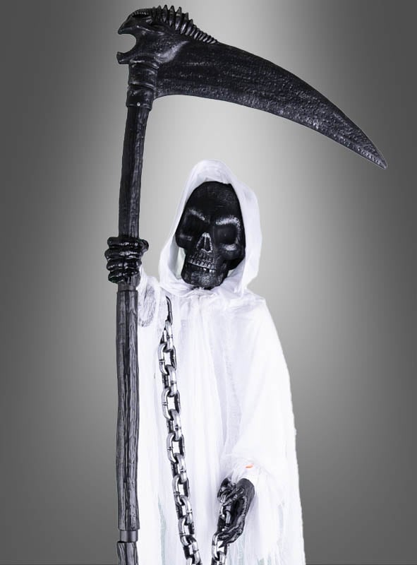 Eine als „Schwebender Sensenmann 180 cm“ verkleidete Figur – mit weißem Kapuzengewand, schwarzer Totenkopfmaske und einer großen schwarzen Sense in der Hand – steht vor einem grauen Hintergrund mit Farbverlauf und ist damit die ideale animierte Halloween-Figur, um Ihre Halloween-Dekoration aufzuwerten.