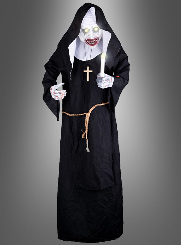 Eine animatronische Horror-Nonne (185 cm) mit Bewegungsmelder steht vor einem grauen Hintergrund. Sie trägt ein gruseliges Nonnenkostüm mit leuchtenden Augen, weißem Gesichts-Make-up, einer Kreuzkette und einem Seilgürtel und hält eine Kerze und ein Handy in der Hand – die perfekte Inspiration für Ihre nächste Halloween-Dekoration.