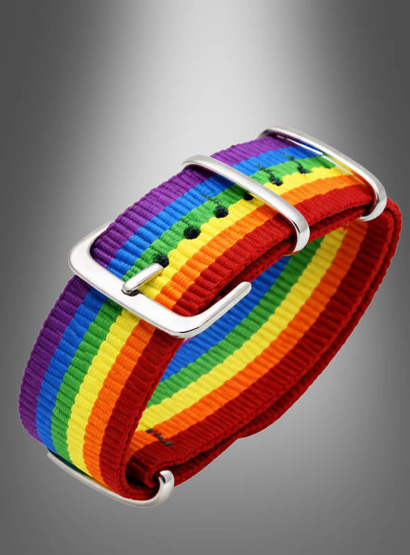 Ein verstellbares Regenbogenarmband aus Nylon mit Regenbogenstreifen und einer silbernen Metallschnalle, dargestellt vor einem grauen Hintergrund mit Farbverlauf.