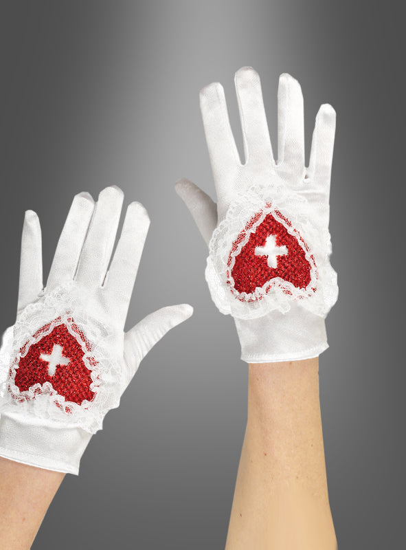 Vor einem grauen Hintergrund sind zwei Hände zu sehen, die „Krankenschwester-Handschuhe“ tragen. Dabei handelt es sich um weiße Handschuhe mit roten Herzapplikationen, in deren Mitte sich ein weißes Kreuz befindet, sowie mit Spitzenbesatz – perfekt als Accessoires für ein Krankenschwester-Kostüm.