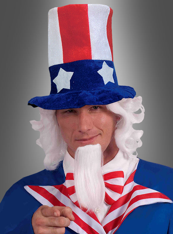 Eine Person in einem klassischen USA-Kostüm, verkleidet als Uncle Sam und mit dem „Onkel Sam Hut America“ – einem hohen, rot-weiß-blauen Zylinder – sowie einer weißen Perücke und einem Ziegenbart, einer blauen Jacke und einer gestreiften Fliege, die nach vorne zeigt.