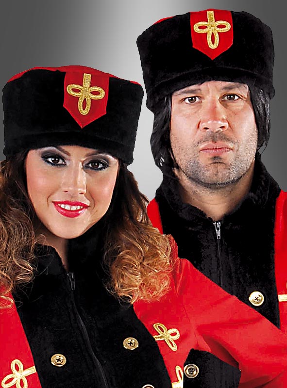 Zwei Personen in einheitlichen rot-schwarzen Uniformen mit goldenen Knöpfen und Abzeichen auf ihren Mützen – es handelt sich um die „Russische Kosakenmütze Unisex“ –, die vor einem Hintergrund mit Farbverlauf in die Kamera blicken.