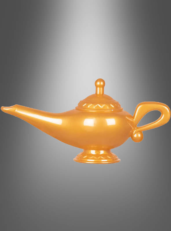 Die Wunderlampe aus „1001 Nacht“, gestaltet mit langem Ausguss und geschwungenem Griff im orientalischen Stil, ist ein elegantes Kostüm-Accessoire vor einem grauen Hintergrund mit Farbverlauf.