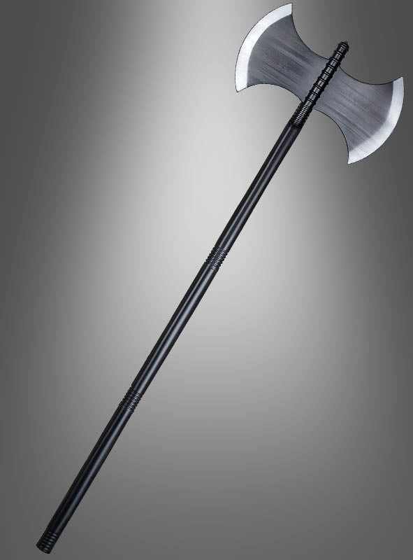 Die Doppelaxt „Henkerwaffe 106 cm“ verfügt über einen langen, dunklen Griff und zwei große, geschwungene Klingen, die vor einem grau verlaufenden Hintergrund zur Geltung kommen – ideal als Spielzeugwaffe „Doppelaxt“ für jedes Mittelalterkostüm oder als auffälliges Accessoire für Kinderkostüme.